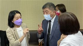 陳時中在衛環會中場休息時，主動找王婉諭溝通精神衛生法。（圖／記者簡浩正攝影）