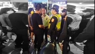 彰化和美鎮長脫罩抽菸　警臨檢爆衝突