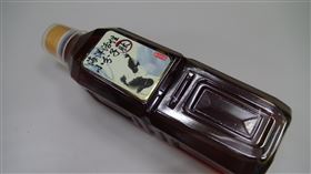 ▲「新世生技公司」負責人郭興中等人販售的海洋活性小分子肽，其實是石斑魚養殖場內的池水，未經任何消毒、提煉。（圖／翻攝畫面，下同）