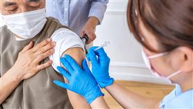 一般民眾打第四劑只是時間問題，當時序進入十至十一月，新冠病毒因低溫更猖獗，一般人可能都要打滿四劑疫苗。