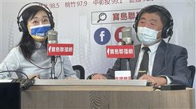 陳時中接受廣播節目專訪中央流行疫情指揮中心指揮官、衛福部長陳時中（右）12日上午接受媒體人周玉蔻（左）主持的廣播節目「新聞放鞭炮」邀約，就COVID-19防疫議題進行專訪。中央社記者江慧珺攝  111年4月12日