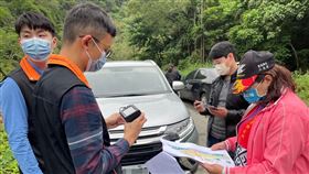 花蓮偏鄉長者佩戴智慧手環  電信公司改善收訊關心偏鄉長者健康與安全，花蓮豐濱鄉公所爭取國發會經費，提供智慧手環予部落長者使用，並由健康管理員隨時把關；由於偏鄉網路涵蓋率不高，鄉長江莉婷（右）要求電信公司改善收訊。（豐濱鄉公所提供）中央社記者李先鳳傳真  111年4月21日