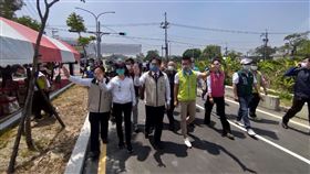 台南新化175線道路拓寬通車台南市政府工務局21日在新化區舉辦南175線道路拓寬工程通車典禮，台南市長黃偉哲（前左3）特地步行一段距離觀察道路狀況。（台南市政府提供）中央社記者楊思瑞台南傳真  111年4月21日