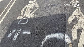 馬路補洞重畫標線　騎士竟變「打坐」