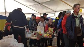 圖為烏克蘭南部港市馬立波平民接受人道援助。（圖／翻攝自facebook.com/mariupolrada.gov.ua）
