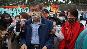 柯文哲出席台北科技盃公益路跑（1）台北市長柯文哲（前中）17日至大直美堤河濱公園區出席「2022台北科技盃愛地球公益路跑」活動，與台北市副市長黃珊珊（右）一同上台頒獎，面對媒體堵訪柯文哲未接受訪問。中央社記者裴禛攝  111年4月17日