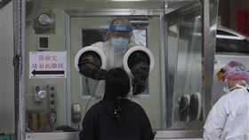 侯友宜估新北單日確診將破千　籲落實個人防疫疫情燒不停，新北市長侯友宜20日表示，預估21日的單日確診人數將突破千例，同時提醒防疫的根本仍是接種疫苗與落實個人防護等。圖為新北市三重區民眾到快篩站採檢。中央社記者吳家昇攝　111年4月20日