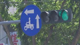 台中騎士鬼切內線遭撞、兩段式左轉、紅綠燈／翻攝畫面