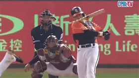 ▲施冠宇敲出落點相當巧妙的斷棒內野安打。（圖／擷取自CPBL TV）