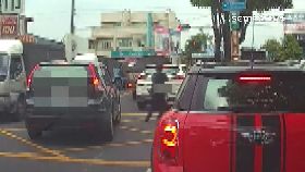 A拒檢撞女警2400