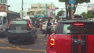 高雄警攔查毒蟲遭衝撞　嚴重骨折送醫