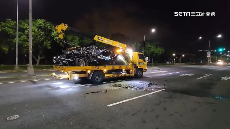 追撞曳引車插進後車斗　車頭毀釀1傷