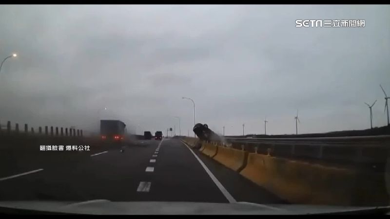 轎車突左切擦撞大貨車　失控衝出護欄