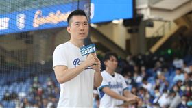 悍將18人保護名單確定　盼儘快確定味全選秀順位中職富邦悍將隊今年球季距總冠軍賽只差一步，領隊蔡承儒（前）點出教練團磨合、洋將都是原因；至於擴編選秀18人保護名單已確定，「怎麼取捨是鬥智」，也希望儘快抽籤確定明年味全選秀順位。中央社記者張新偉攝　109年11月15日