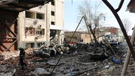 烏克蘭總統澤倫斯基21日說，烏克蘭每月需要70億美元（約新台幣2067億元）來彌補俄羅斯入侵造成的經濟損失。圖為哈爾科夫17日遭俄軍空襲。（圖／翻攝自facebook.com/mvs.gov.ua）烏克蘭內務部、內政部