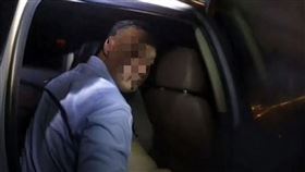 ▲左男下半身全裸。（圖／翻攝自下游新聞微博）

