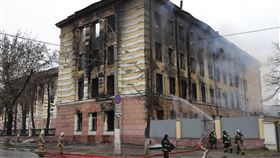 俄羅斯地方官員指出，一個位於西北部特維爾市（Tver）參與開發防空系統的俄羅斯軍事研究所今天發生大火。（圖／美聯社／達志影像）