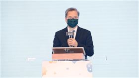 龔明鑫出席永續設計行動高峰會致詞「RA100地球解方-2022永續設計行動高峰會」22日在松山文創園區舉行，國發會主委龔明鑫致詞表示，政府提供節能誘因，並投入經費加上後續相關計畫推動，有助於帶動民間投資，樂觀估計可讓經濟成長率平均年增0.56個百分點。中央社記者郭日曉攝  111年4月22日