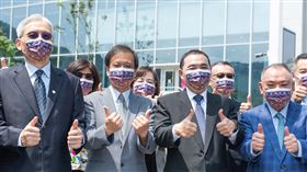 新北市政府今日舉辦「寶高智慧產業園區一期啟用暨二期簽約典禮」，鴻海研究院執行長李維斌（左二）、新北市長侯友宜（右二）出席典禮。（圖／鴻海提供）