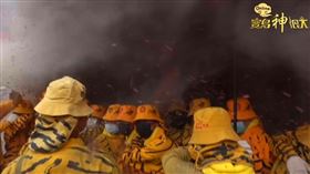 ▲轎班隱身煙硝中。（圖／寶島神很大）