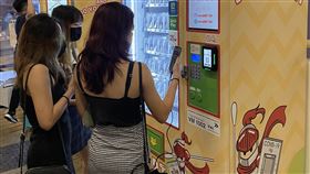 新加坡夜店重開  顧客入場前須快篩新加坡夜間娛樂場所獲准重新營業，但允許跳舞的夜店、舞廳等場所，顧客須事先快篩，取得陰性結果後才能入場。圖為一家夜店旁設置的快篩試劑販賣機。中央社記者侯姿瑩新加坡攝  111年4月22日