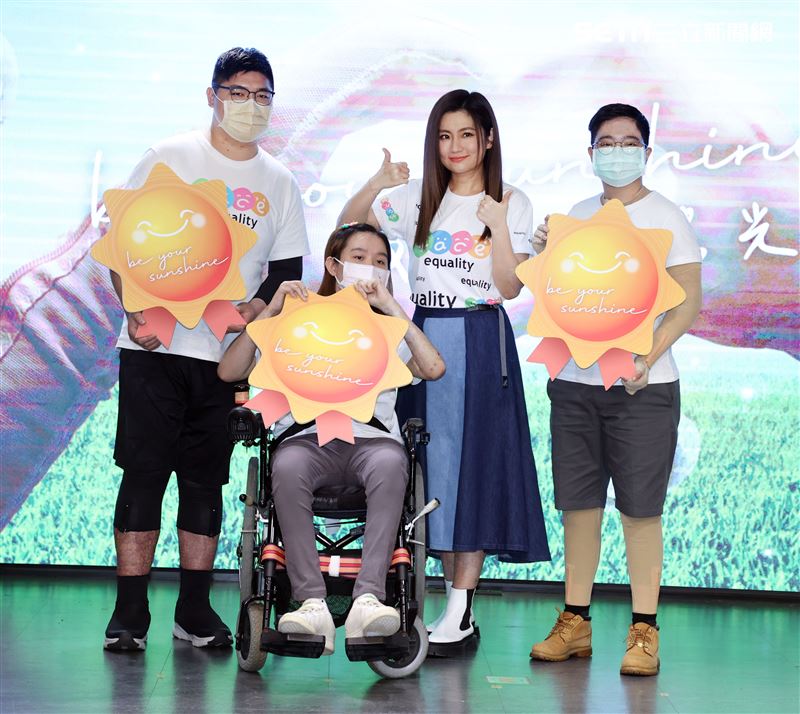 任家萱Selina傳承燒傷復健學弟妹幸福秘訣。（記者邱榮吉/攝影）