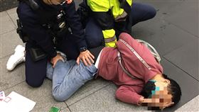 北車借錢哥轉陣地扮女生再騙  信義警拘提送辦人稱「北車借錢哥」的詹姓男子（中）110年底在台北車站周遭行騙當場被警方查獲送辦，仍未記取教訓，戴假髮裝扮成女生轉戰市府轉運站繼續詐財，警方24日將他拘提到案。（翻攝照片）中央社記者黃麗芸傳真  111年3月24日