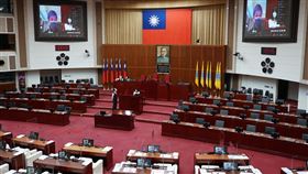 疫情延燒  北市議會擬採視訊讓市府官員答詢COVID-19本土疫情升溫，台北市政府有官員近期居家隔離，也包含台北市長柯文哲；議會指出，柯文哲25日赴議會專案報告，將採線上視訊讓議員質詢、市府官員備詢，近日已開始進行相關演練。圖為演練畫面。中央社記者劉建邦攝  111年4月22日