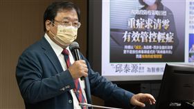 邱泰源現身立院衛環委員會外傳衛福部長陳時中7月後參選台北市長，醫師出身的民進黨立委邱泰源可能接任部長。邱泰源13日表示，不關心接任部長傳聞，他關心每個人是否扮演最重要角色，他並讚許陳時中適合擔任首長。圖為邱泰源現身立法院衛環委員會。中央社記者謝佳璋攝  111年4月13日