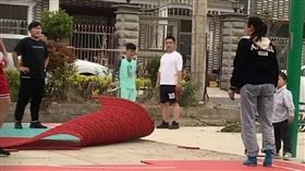 籃球場,地皮,打球,念書,中國(翻攝自 微博)