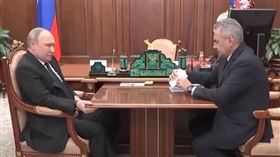 普丁21日接見國防部長紹伊古時神態明顯不佳，且一直抓著桌沿不放。（圖／翻攝自YouTube）