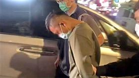 金錢糾紛  陸軍士官持槍行凶遭逮（1）陸軍航特部吳姓士官（前中）疑因向錢莊借錢遭逼債，不滿財務糾紛，21日凌晨涉嫌在台北市持改造手槍行凶，新北警方火速緝凶，訊後以殺人罪嫌移送吳男。（民眾提供）中央社記者黃旭昇新北市傳真  111年4月21日