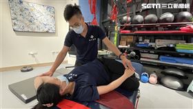 老師寫30年黑板患媽媽手痛爆　「紅繩懸吊訓練」疼痛消失(圖/翻攝畫面)