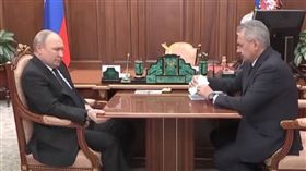 普丁21日接見國防部長紹伊古時神態明顯不佳，且一直抓著桌沿不放。（圖／翻攝自YouTube）