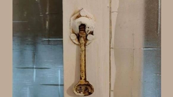 窗戶驚見「神秘小鑰匙」？網曝用途