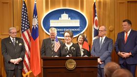 俄亥俄州議會成立友台連線  蕭美琴致詞美國俄亥俄州議會20日宣布成立跨黨派「友台連線」，駐美代表蕭美琴（左3）出席記者會並致詞。（駐芝加哥辦事處提供）中央社記者尹俊傑紐約傳真  111年4月23日