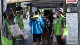 統測如有發燒將安排防疫試場（2）110學年度四技二專暨二技統一入學測驗2日約9.6萬名考生應試，考生進入分區學校應戴口罩、出示准考證，並配合手部消毒和量體溫，考生如經複檢仍有發燒或呼吸道症狀，將安排防疫試場應試。中央社記者吳家昇攝　110年5月2日