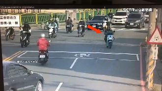 騎士逆向切西瓜　汽車急剎6機車追撞