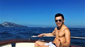 《莫札特餐酒館》主持人Eddie與嚴俊傑。（圖/東森電視提供）