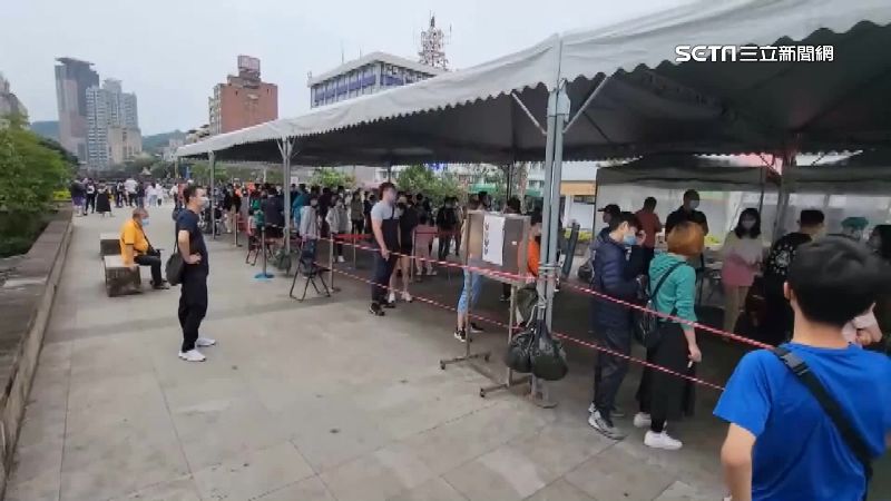 基市民廣場湧人潮　民眾怕染疫急採檢