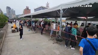 基市民廣場湧人潮　民眾怕染疫急採檢