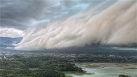 陳先生從仁義潭水庫拍過去的超大雨瀑。（圖／陳先生授權提供）