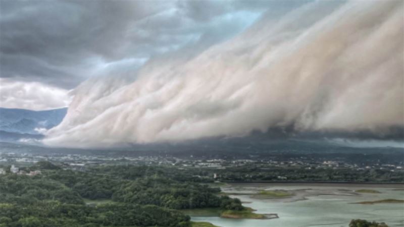 嘉義上空巨浪來襲　超大雨瀑震驚網