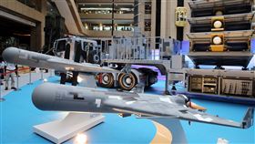 劍翔無人機及發射載具亮相台北國防工業展15日開幕，由中科院研製的「劍翔」反輻射無人機（前）及車輛載具、發射箱（後）首度亮相。軍方指出，劍翔已具備作戰能力，預計6年內生產104架的無人機。中央社記者郭日曉攝  108年8月15日