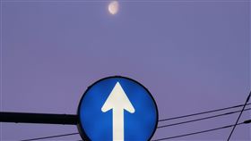 日本奇葩路標指著月亮（圖／翻攝自@kagakunotobira推特）