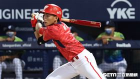 ▲味全龍外野手郭天信安打，味全龍4：0領先富邦悍將。（圖／記者劉彥池攝影）