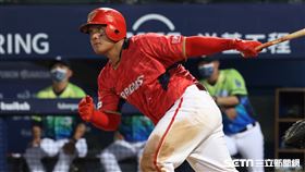 ▲味全龍捕手吉力吉撈・鞏冠敲出清壘二壘安打。（圖／記者劉彥池攝影）