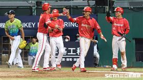 ▲味全龍捕手吉力吉撈・鞏冠敲出清壘二壘安打一口氣打回3分。（圖／記者劉彥池攝影）