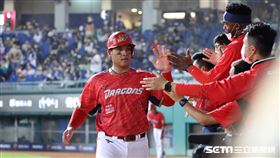 ▲味全龍捕手吉力吉撈・鞏冠跑回球隊第9分。（圖／記者劉彥池攝影）