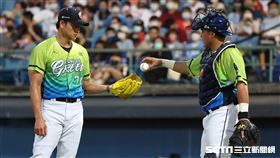 ▲富邦悍將先發投手江少慶被擊出安打，捕手張進德喊暫停。（圖／記者劉彥池攝影）